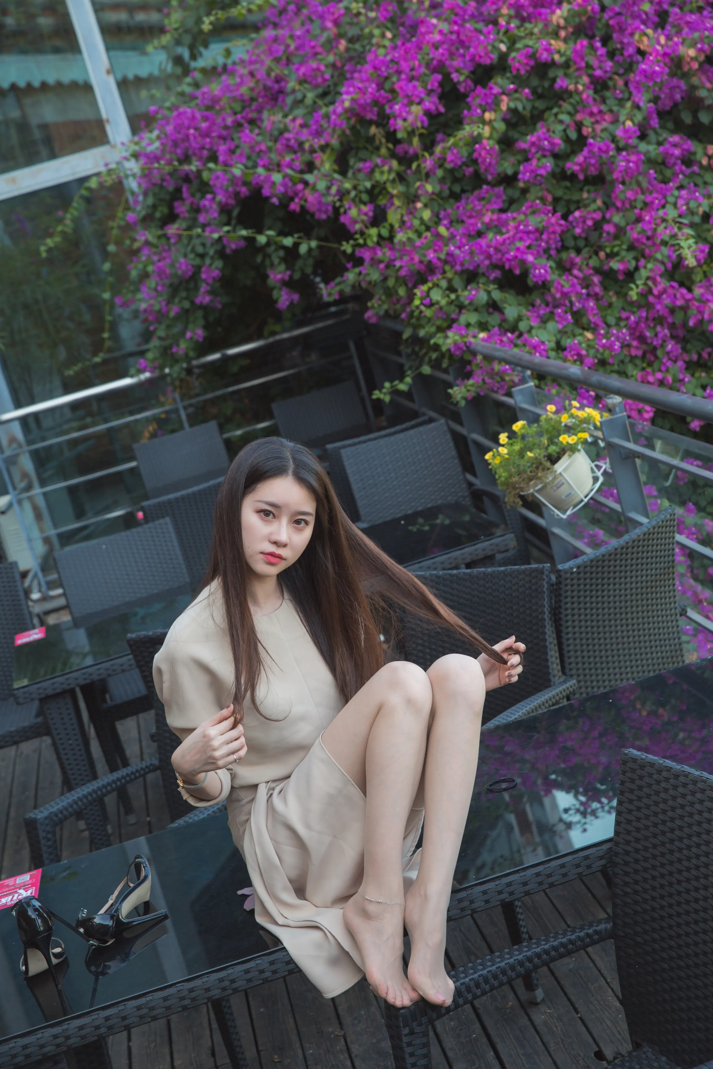 Sia不吃鱼 – 风衣玉足 14P